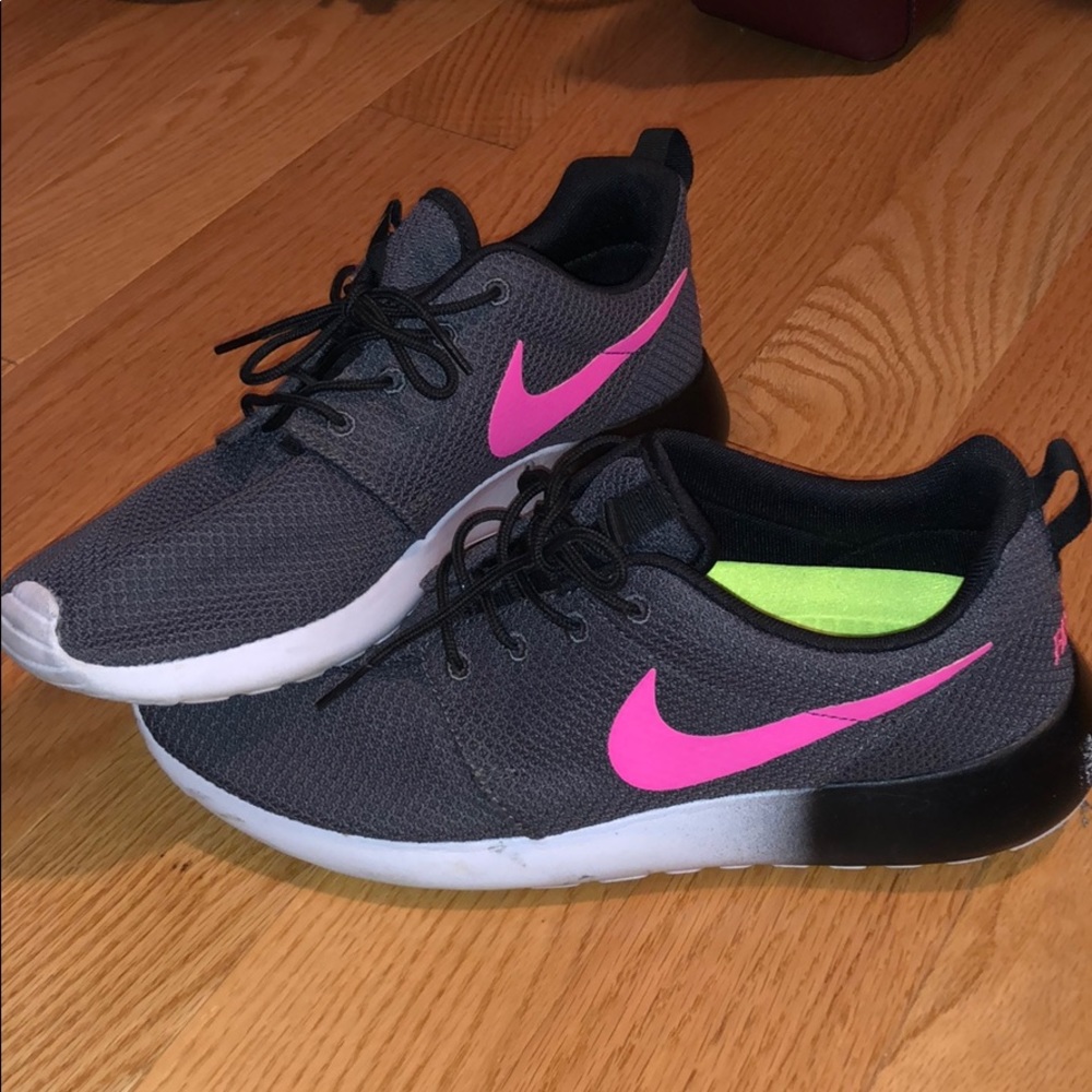 CUSTOM MADE NIKE ROSHE SNEAKERS